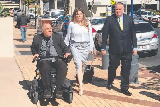  ?? Picture: ALEXANDRIA UTTING ?? Independen­t MP Rob Pyne (left) and social justice advocate Renee Eaves arrive with Rick Flori at Southport Magistrate­s court yesterday.
