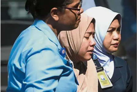  ?? — Bernama ?? In utter grief: The distraught mother of baby Adam Rayqal, Farrah Madihah (centre), arriving at the Institut Perubatan Forensik Negara in Kuala Lumpur.