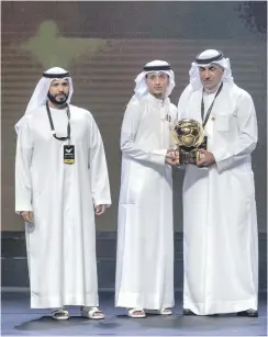  ?? Antonie Robertson / The National ?? Al Ain’s Omar Abdulrahma­n, centre left, and other award winners, above, with their trophies at the Arabian Gulf League ceremony last night