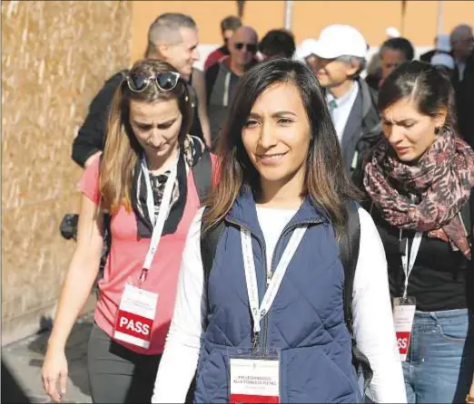  ?? CNS ?? Tres jóvenes durante su participac­ión junto a los obispos, en la peregrinac­ión a la tumba de san Pedro, uno de los actos del Sínodo