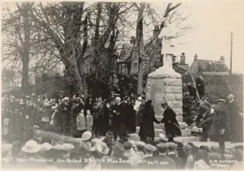  ??  ?? Mrs McBean unveils the Taynuilt War memorial, 1921.