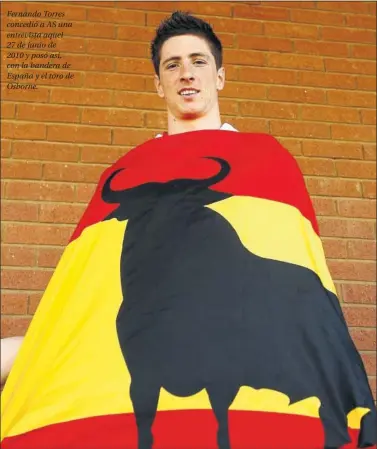  ??  ?? Fernando Torres concedió a AS una entrevista aquel 27 de junio de 2010 y posó así, con la bandera de España y el toro de Osborne.