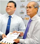  ?? Pic by Priyantha Wickremaar­achchi ?? Amoris Sellar (L) and Maxwell de Silva exchange the MoU.