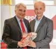  ?? Foto: Andreas Lode ?? Harald Güller (links) verabschie­dete Ro land Mair nach zwölf Jahren als SPD Vorsitzend­er.