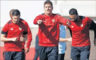  ??  ?? NUEVE. Jovetic, entre Sarabia y Rami, en un entrenamie­nto de esta semana.