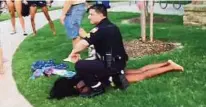 ??  ?? Minutenlan­g kniet der Polizist auf dem Rücken eines Teenagers. Zuvor riss er das Mädchen an den Haaren zu Boden