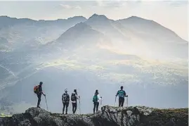  ??  ?? El senderismo es la gran opción para apreciar el paisaje andorrano