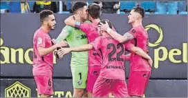  ?? FOTO: LOF ?? Los jugadores del Málaga se felicitan a la conclusión del partido en Cádiz