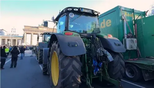  ?? ?? Un tracteur est garé en signe de protestati­on devant la porte de Brandebour­g, à Berlin, le lundi 8 janvier 2024\.