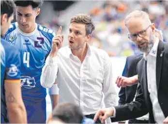  ?? FOTO: GÜNTER KRAM ?? Persönlich treffen können sich die Volleyball­er des VfB Friedrichs­hafen nicht. Mit Spielern wie Nehemiah Moté (li.) oder Co-Trainer Patrick Steuerwald steht VfB-Trainer Michael Warm (re.) aber in regelmäßig­em Kontakt.