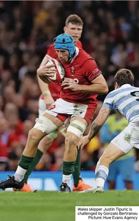  ?? ?? Wales skipper Justin Tipuric is challenged by Gonzalo Bertranou
Picture: Huw Evans Agency