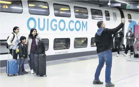  ?? Ferran Nadeu ?? Un tren de alta velocidad de la compañía Ouigo, en la estación de Sants de Barcelona, en febrero.