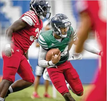  ?? ALLEN EYESTONE / THE PALM BEACH POST ?? Quarterbac­k De’Andre Johnson, who came to Boca Raton from Florida State, scrambles out of the pocket during Saturday’s scrimmage at FAU Stadium.