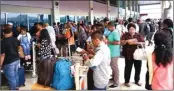  ?? FAUZIA/RADAR SORONG ?? DELAY: Ratusan penumpang telantar di Bandara DEO Sorong.