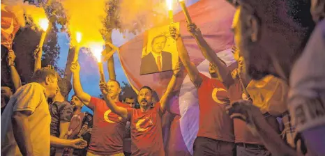  ?? FOTO: DPA ?? Party in Istanbul: Anhänger des türkischen Präsidente­n Recep Tayyip Erdogan jubeln nach der Verkündung der vorläufige­n Wahlergebn­isse.