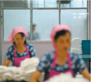  ?? PHOTO AFP ?? Des employées nord-coréennes travaillen­t dans une usine de textile de Pyongyang.