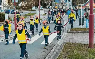  ?? ?? Vom Einsatzzen­trum an der Route du Vin bewegte sich der Fackelzug in Richtung Hubschraue­rlandeplat­z.