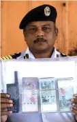  ??  ?? V Pannir showing seized RM20,000 which was offered by foreign fishermen as a bribe to the agency during the operation. — Bernama photo