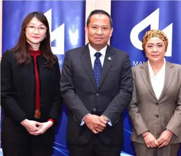  ??  ?? Hazli (centre) with Zunaidah (right) and Seah pose for a photo after MGA’s 32nd annual general meeting (AGM) held on Tuesday.