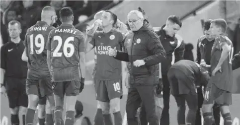  ?? — AP ?? LEICESTER: Leicester manager Claudio Ranieri speaks to players midway through extra time during the English FA Cup Fourth Round replay soccer match between Leicester City and Derby County at the King Power Stadium.