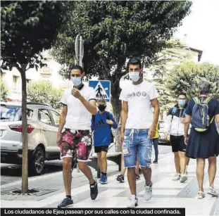  ?? J ?? Los ciudadanos de Ejea pasean por sus calles con la ciudad confinada.