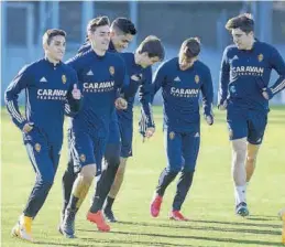  ?? TINO GIL / REAL ZARAGOZA ?? El uruguayo, primero por la izquierda, ya entrenó ayer con el equipo.