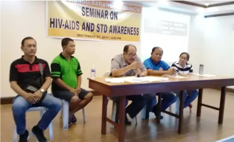  ?? Reynaldo G. Navales ?? Dr. Lenario T. Santos discusses with bar owners and floor managers the need to encourage the use of condoms to prevent the spread of HIV AIDS and other sexually transmitte­d diseases. With Santos are Balibago Chairman Tony Mamac and other barangay...