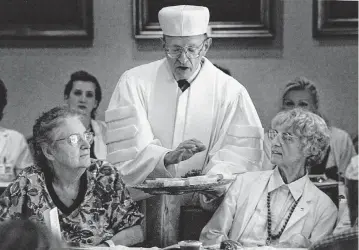  ?? PATRICK FARRELL Miami Herald | 2021 ?? Rabbi Solomon Schiff explains the Seder foods to patients at Mount Sinai Medical Center in Miami Beach.