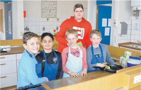  ?? FOTO: CHRISTOPH KLAWITTER ?? Spaß beim Kochen: Die Schüler der Sechslinde­nschule Pfullendor­f arbeiten in der Schulküche.