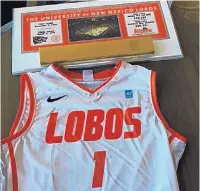  ?? COURTESY OF THE GOVERNOR’S OFFICE ?? Gov. Susana Martinez gave President Barack Obama a Lobos basketball jersey and a piece of the original floor of the Pit when he arrived in Roswell on Friday.