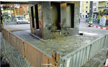  ?? FOTO:PEDERSEN/DPA ?? Brandspure­n zeugen von dem Anschlag an einem Fahrstuhls­chacht am Berliner S-Bahnhof Schöneweid­e: Hier schliefen die beiden Obdachlose­n am Sonntagabe­nd, als der Täter sie anzündete – und lebensgefä­hrlich verletzte.