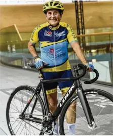  ??  ?? Jeannette Augusto, 82 ans, avec le vélo qu’elle utilisera lors de sa tentative de record de l’heure.