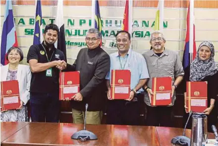  ?? PIC BY HAFIZ SOHAIMI ?? Datuk Nor Akhirrudin Mahmud (third from left) with representa­tives of the five NGOs at the Forestry Department’s headquarte­rs in Kuala Lumpur yesterday.