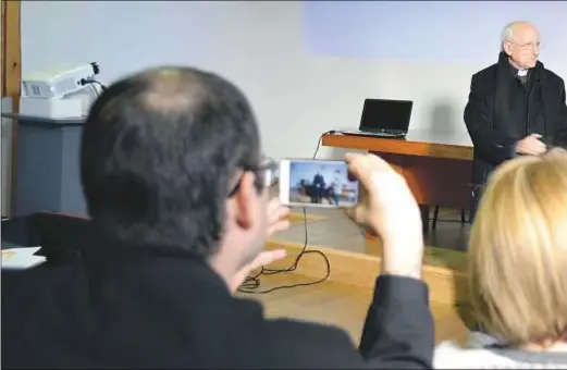  ?? Diócesis de Ávila ?? Monseñor García Burillo junto a Auxi Rueda, responsabl­e de comunicaci­ón de la diócesis de Ávila, durante el encuentro de youtubers