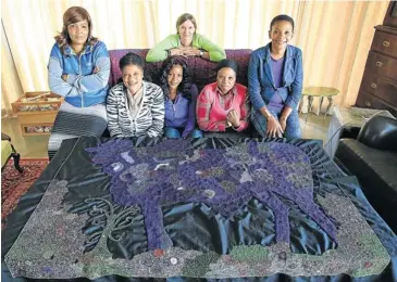  ?? Picture: THULI DLAMINI ?? ART OF EMPOWERMEN­T: The Ubuhle women and their beadwork. Back, Bev Gibson; front from left, Nonhlakani­pho Mndiyatha, Ntombephi Ntobela, Thando Ntobela, Zondili Zondo and Zandile Ntobela