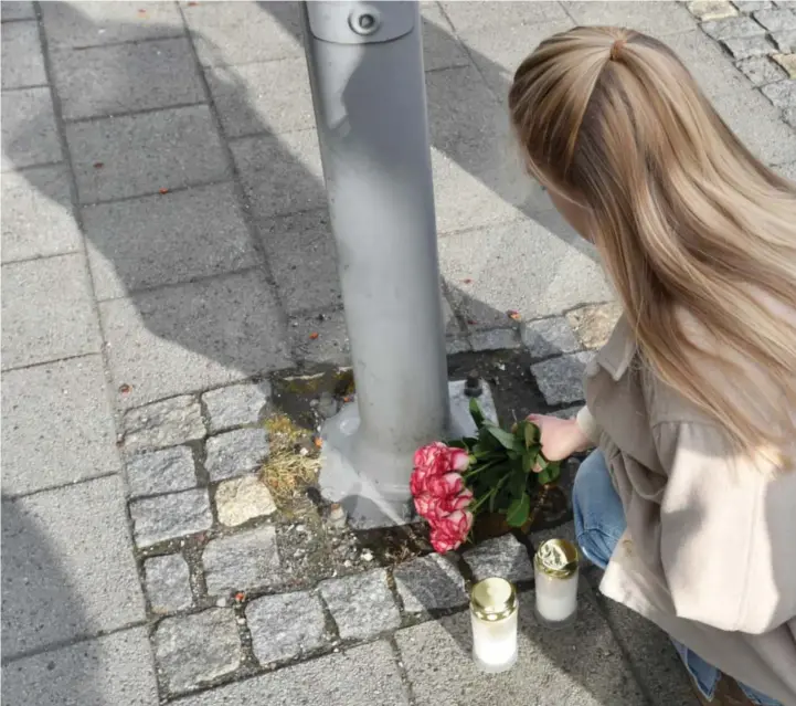  ??  ?? Hanna Osen var blant dem som la ned blomster utenfor Nav-kontoret på Danmarks plass mandag ettermidda­g.