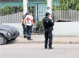  ??  ?? Los paramédico­s de la Cruz Roja, fueron quienes confirmaro­n el deceso del joven tras ser atacado a balazos. FOTO/ESPECIAL