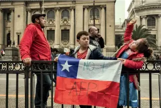  ??  ?? INSATISFAC­CIÓN. La población chilena está inconforme con el monto de las pensiones que recibe al momento de su retiro.