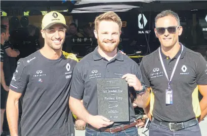  ?? JIM KENZIE FOR THE TORONTO STAR ?? University of Calgary engineerin­g student Matthew Kemp (centre) — flanked by Daniel Ricciardo (left), Renault F1 driver, and Adam Patterson, managing director of Infiniti Canada — is the winner of the Infiniti Engineerin­g Academy Canadian competitio­n.