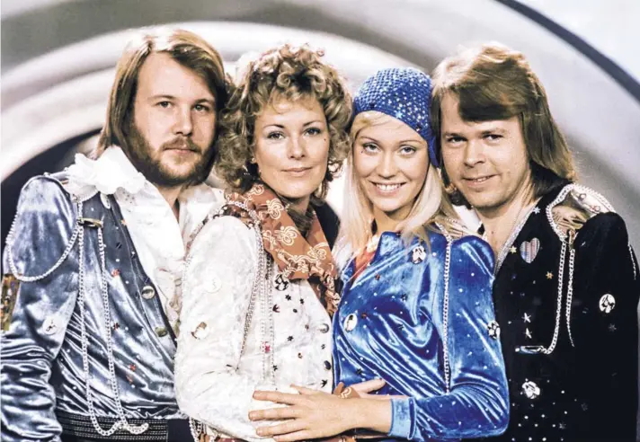  ??  ?? ► Benny Andersson, Anni-Frid Lyngstad, Agnetha Faltskog y Bjorn Ulvaeus posan juntos luego de ganar el festival Eurovisión con Waterloo, en 1974.