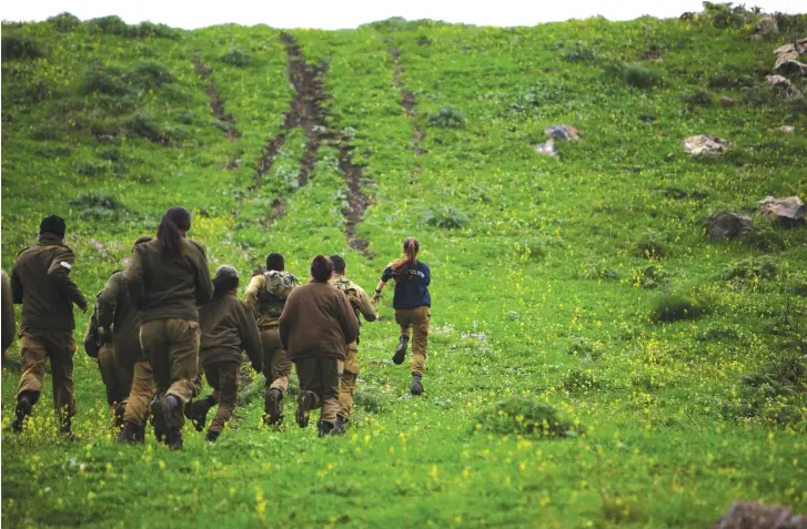  ??  ?? SOLDIERS WALKING to a training session.