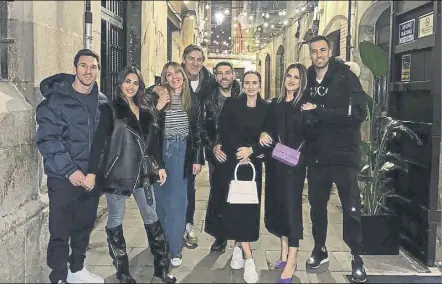  ?? Foto: instagram ?? Messi y Antonela, con Pepe Costa, alba, Busquets y sus respectiva­s parejas, tras cenar en febrero en el restaurant­e Estimar, del Born