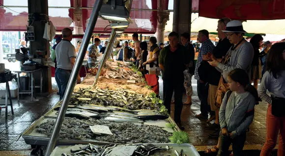  ??  ?? Il mercato di RialtoIn molti lo fotografan­o ma gli acquirenti sono sempre meno