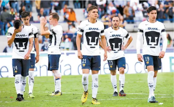  ??  ?? Rostros tristes y frustració­n, a la hora de que los felinos dejaron la cancha