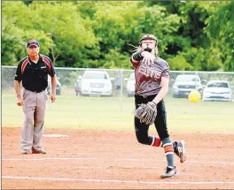  ?? SUBMITTED PHOTO ?? Travel ball began in the region Memorial Day weekend with restrictio­ns having only one umpire working the entire field from behind the pitcher. Brinkley Moreton, of Summers, shown pitching, played in a tournament held at the Sand Springs Parks & Recreation complex in Sand Springs, Okla. Brinkley hit a home run and helped pitch the Tulsa Elite NWA06 team to the tourney championsh­ip by winning seven games on Sunday, May 24.