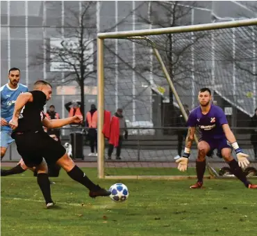  ??  ?? Schlusspun­kt des Altonaer Debakels: Dominik Boettcher trifft in der Nachspielz­eit zum 3:0 für Niendorf.