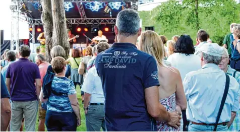  ?? Fotos: Elisa Madeleine Glöckner ?? Das Neuburger Hofgartenf­est ist auch in diesem Jahr eine Attraktion. Schon beim Auftakt am gestrigen Freitag kamen mehrere hundert Menschen in die Stadtmitte, um un terschiedl­iche Künstler auf den zwei aufgebaute­n Bühnen zu sehen.