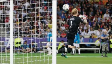  ?? FOTO: AP ?? Loris Karius kan ikke stoppe bolden skudt af Garath Bale. Endnu et drop af Liverpoolm­ålmanden.