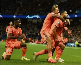  ??  ?? Porté par un immense Fekir, l’Olympique Lyonnais a créé la sensation en s’imposant sur la pelouse de Manchester City, hier soir. (Photo AFP)