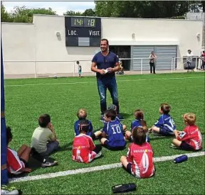  ??  ?? Avec son associatio­n, Sébastien Boueilh intervient auprès des écoles de rugby.